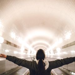 Frau in Elbtunnel