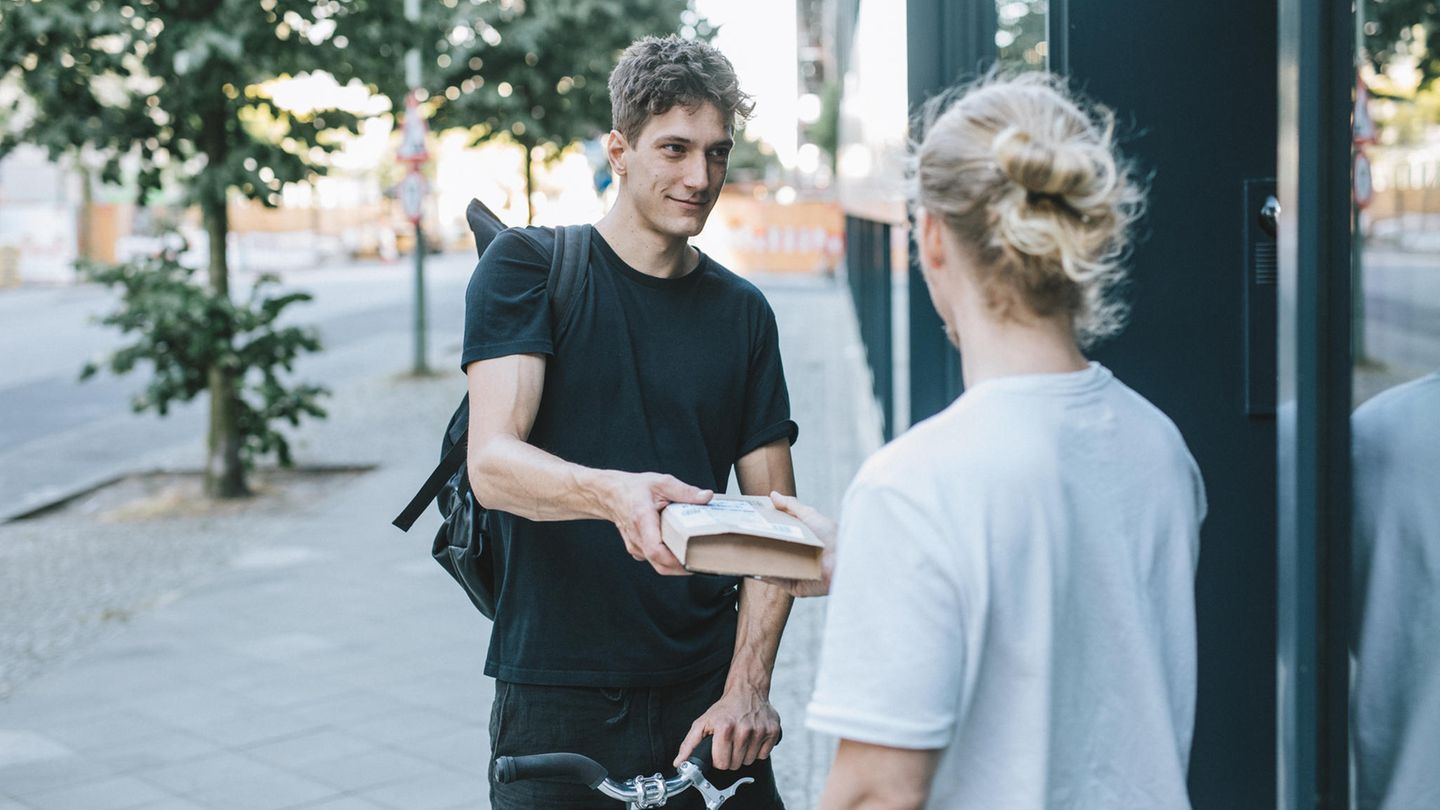 Nebenjobs für Studenten: Für Flexible: Der Kurier-/Fahrerjob Zum Gehaltsstar unter den Studenten wird man als Fahrer. Mit einem durchschnittlichen Stundenlohn von 13,58 Euro arbeitest du ungeschlagene 33 Stunden, um deine Studikasse mit 450 Euro aufzubessern. Wer zudem an Sonn-und Feiertagen arbeitet, kann noch einmal mehr verdienen: Bis zu 24 Euro Stundenlohn gibt es, wenn man zum Beispiel am Tag der Deutschen Einheit einen Fahrerjob übernimmt. Für Flexible: Der Kurier-/Fahrerjob Zum Gehaltsstar unter den Studenten wird man als Fahrer. Mit einem durchschnittlichen Stundenlohn von 13,58 Euro arbeitest du ungeschlagene 33 Stunden, um deine Studikasse mit 450 Euro aufzubessern. Wer zudem an Sonn-und Feiertagen arbeitet, kann noch einmal mehr verdienen: Bis zu 24 Euro Stundenlohn gibt es, wenn man zum Beispiel am Tag der Deutschen Einheit einen Fahrerjob übernimmt.