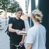 Für Flexible: Der Kurier-/Fahrerjob  Zum Gehaltsstar unter den Studenten wird man als Fahrer. Mit einem durchschnittlichen Stundenlohn von 13,58 Euro arbeitest du ungeschlagene 33 Stunden, um deine Studikasse mit 450 Euro aufzubessern. Wer zudem an Sonn-und Feiertagen arbeitet, kann noch einmal mehr verdienen: Bis zu 24 Euro Stundenlohn gibt es, wenn man zum Beispiel am Tag der Deutschen Einheit einen Fahrerjob übernimmt.