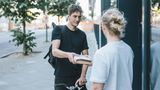 Für Flexible: Der Kurier-/Fahrerjob  Zum Gehaltsstar unter den Studenten wird man als Fahrer. Mit einem durchschnittlichen Stundenlohn von 13,58 Euro arbeitest du ungeschlagene 33 Stunden, um deine Studikasse mit 450 Euro aufzubessern. Wer zudem an Sonn-und Feiertagen arbeitet, kann noch einmal mehr verdienen: Bis zu 24 Euro Stundenlohn gibt es, wenn man zum Beispiel am Tag der Deutschen Einheit einen Fahrerjob übernimmt.