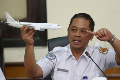Der Ermittler des Nationalen Verkehrssicherheitskomitees, Nurcahyo Utomo, mit einem Flugzeugsmodell. Er stellt die Ergebnisse des Komitees zu seiner Untersuchung über den Absturz des Lion Air Fluges 610 vor.