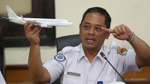 Der Ermittler des Nationalen Verkehrssicherheitskomitees, Nurcahyo Utomo, mit einem Flugzeugsmodell. Er stellt die Ergebnisse des Komitees zu seiner Untersuchung über den Absturz des Lion Air Fluges 610 vor.