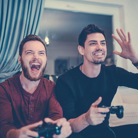 Zwei Männer spielen Playstation