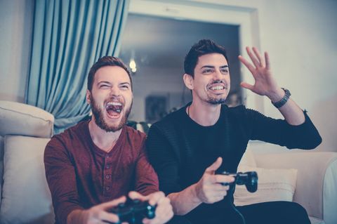 Zwei Männer spielen Playstation