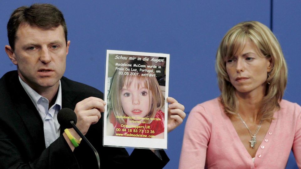 Gerry und Kate McCann gut einen Monat nach dem Verschwinden ihrer Tochter bei einer Pressekonferenz