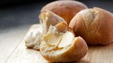 Dinkel Quark Brötchen      Zutaten  250 g Magerquark  1 Ei (Kl. M)  2 EL Olivenöl  Salz  Zucker  350 g Dinkelmehl (Typ 630)  1 Pk Backpulver      Zubereitung  Quark, Öl, Ei, 1/2 TL Salz und 1 TL Zucker in einer Schüssel mit dem Schneebesen glatt rühren.  Mehl und Backpulver mischen, zugeben und mit den Knethaken des Handrührers zu einem glatten Teig kneten.  Teig auf der bemehlten Arbeitsfläche mit den Händen zu einer Rolle von ca. 7 cm Durchmesser rollen und in 8 gleich große Stücke schneiden.  Zwischen den Handflächen zu Kugeln rollen und auf ein mit Backpapier belegtes Backblech legen. Die Oberseite der Brötchen mit einem scharfen Küchenmesser über Kreuz 1 cm einschneiden.  Im vorgeheizten Backofen bei 200 Grad (180 grad Umluft, Gas 3) auf der 2. Schiene von unten 20 Minuten backen. Lauwarm oder kalt servieren.