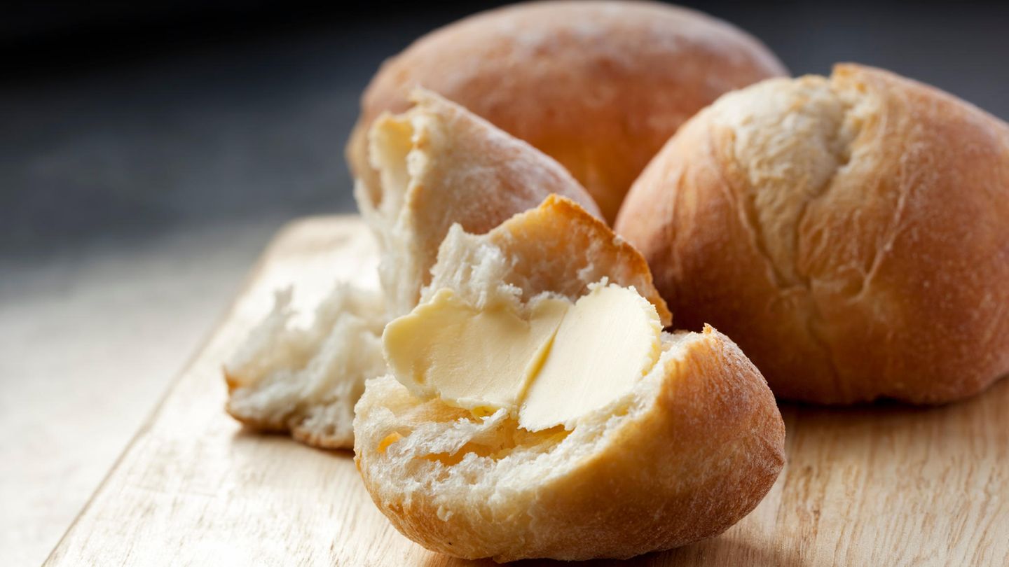 Genießen an Ostern : Dinkel Quark Brötchen Zutaten 250 g Magerquark 1 Ei (Kl. M) 2 EL Olivenöl Salz Zucker 350 g Dinkelmehl (Typ 630) 1 Pk Backpulver Zubereitung Quark, Öl, Ei, 1/2 TL Salz und 1 TL Zucker in einer Schüssel mit dem Schneebesen glatt rühren. Mehl und Backpulver mischen, zugeben und mit den Knethaken des Handrührers zu einem glatten Teig kneten. Teig auf der bemehlten Arbeitsfläche mit den Händen zu einer Rolle von ca. 7 cm Durchmesser rollen und in 8 gleich große Stücke schneiden. Zwischen den Handflächen zu Kugeln rollen und auf ein mit Backpapier belegtes Backblech legen. Die Oberseite der Brötchen mit einem scharfen Küchenmesser über Kreuz 1 cm einschneiden. Im vorgeheizten Backofen bei 200 Grad (180 grad Umluft, Gas 3) auf der 2. Schiene von unten 20 Minuten backen. Lauwarm oder kalt servieren. Dinkel Quark Brötchen Zutaten 250 g Magerquark 1 Ei (Kl. M) 2 EL Olivenöl Salz Zucker 350 g Dinkelmehl (Typ 630) 1 Pk Backpulver Zubereitung Quark, Öl, Ei, 1/2 TL Salz und 1 TL Zucker in einer Schüssel mit dem Schneebesen glatt rühren. Mehl und Backpulver mischen, zugeben und mit den Knethaken des Handrührers zu einem glatten Teig kneten. Teig auf der bemehlten Arbeitsfläche mit den Händen zu einer Rolle von ca. 7 cm Durchmesser rollen und in 8 gleich große Stücke schneiden. Zwischen den Handflächen zu Kugeln rollen und auf ein mit Backpapier belegtes Backblech legen. Die Oberseite der Brötchen mit einem scharfen Küchenmesser über Kreuz 1 cm einschneiden. Im vorgeheizten Backofen bei 200 Grad (180 grad Umluft, Gas 3) auf der 2. Schiene von unten 20 Minuten backen. Lauwarm oder kalt servieren.