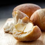 Dinkel Quark Brötchen      Zutaten  250 g Magerquark  1 Ei (Kl. M)  2 EL Olivenöl  Salz  Zucker  350 g Dinkelmehl (Typ 630)  1 Pk Backpulver      Zubereitung  Quark, Öl, Ei, 1/2 TL Salz und 1 TL Zucker in einer Schüssel mit dem Schneebesen glatt rühren.  Mehl und Backpulver mischen, zugeben und mit den Knethaken des Handrührers zu einem glatten Teig kneten.  Teig auf der bemehlten Arbeitsfläche mit den Händen zu einer Rolle von ca. 7 cm Durchmesser rollen und in 8 gleich große Stücke schneiden.  Zwischen den Handflächen zu Kugeln rollen und auf ein mit Backpapier belegtes Backblech legen. Die Oberseite der Brötchen mit einem scharfen Küchenmesser über Kreuz 1 cm einschneiden.  Im vorgeheizten Backofen bei 200 Grad (180 grad Umluft, Gas 3) auf der 2. Schiene von unten 20 Minuten backen. Lauwarm oder kalt servieren.