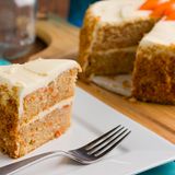 Möhrenkuchen  Zutaten:   60 g Walnusskerne  350 g Möhren  225 g Weizenvollkornmehl  2½ Tl Weinsteinbackpulver  1 Tl gemahlener Zimt  250 ml Olivenöl  200 g brauner Zucker  Salz  4 Eier (Kl. M)  200 g Doppelrahmfrischkäse  60 g weiche Butter  1 Tl abgeriebene Bio-Zitronenschale  1 Tl Zitronensaft  60 g Puderzucker      Zubereitungszeit: 45 Minuten      Zubereitung:  Walnusskerne grob hacken, in einer Pfanne ohne Fett hellbraun rösten und abkühlen lassen. Möhren schälen und fein raspeln. Mehl, Backpulver und Zimt mischen.  Öl, Zucker, etwas Salz und Eier mit den Quirlen des Handrührers auf höchster Stufe  5 Min. verrühren. Erst die Mehlmischung, dann die Möhrenraspel und Walnüsse unterrühren.  Teig in eine gefettete Springform (26 cm Ø) streichen. Im vorgeheizten Backofen bei 175 Grad (Umluft 160 Grad) auf dem Rost im unteren Ofendrittel 30–35 Min. backen. Den Kuchen auf einem Rost in der Form vollständig abkühlen lassen.  Frischkäse, Butter, Zitronenschale und -saft mit den Quirlen des Handrührers kurz glatt rühren. Puderzucker portionsweise unterrühren.  Abgekühlten Kuchen aus der Form lösen, auf eine Platte setzen und mit Frischkäsecreme bestreichen.