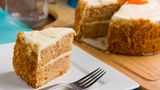 Möhrenkuchen  Zutaten:   60 g Walnusskerne  350 g Möhren  225 g Weizenvollkornmehl  2½ Tl Weinsteinbackpulver  1 Tl gemahlener Zimt  250 ml Olivenöl  200 g brauner Zucker  Salz  4 Eier (Kl. M)  200 g Doppelrahmfrischkäse  60 g weiche Butter  1 Tl abgeriebene Bio-Zitronenschale  1 Tl Zitronensaft  60 g Puderzucker      Zubereitungszeit: 45 Minuten      Zubereitung:  Walnusskerne grob hacken, in einer Pfanne ohne Fett hellbraun rösten und abkühlen lassen. Möhren schälen und fein raspeln. Mehl, Backpulver und Zimt mischen.  Öl, Zucker, etwas Salz und Eier mit den Quirlen des Handrührers auf höchster Stufe  5 Min. verrühren. Erst die Mehlmischung, dann die Möhrenraspel und Walnüsse unterrühren.  Teig in eine gefettete Springform (26 cm Ø) streichen. Im vorgeheizten Backofen bei 175 Grad (Umluft 160 Grad) auf dem Rost im unteren Ofendrittel 30–35 Min. backen. Den Kuchen auf einem Rost in der Form vollständig abkühlen lassen.  Frischkäse, Butter, Zitronenschale und -saft mit den Quirlen des Handrührers kurz glatt rühren. Puderzucker portionsweise unterrühren.  Abgekühlten Kuchen aus der Form lösen, auf eine Platte setzen und mit Frischkäsecreme bestreichen.