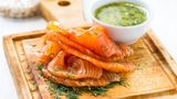 Gebeizter Lachs       Zutaten für einen ganzen Lachs:  2 Seiten Bio Lachs mit Haut ohne Gräten  600 g Zucker  300 g Salz  100 g gemörserte Gewürze: Fenchelsamen, Kardamom, Piment  Zeste von einer Zitrone  1 Bund Dill       Zubereitung:      Zucker, Salz, Gewürze und Zitronenschale vermengen und die Lachsfilets damit umschließen. Mit Klarsichtfolie abschließen und 48 Stunden kaltstellen. In dieser Zeit die Filets zwei mal wenden. Herausnehmen und die Beize abreiben oder abspülen. Mit gehacktem Dill bestreuen und in dünne Scheiben schneiden. Dazu schmeckt geröstetes Schwarzbrot und eine Honig-Senf-Sauce.