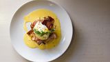 Eggs Benedict      Zutaten:  Brot-Muffins oder Pita-Brote Schinken Ei  Sauce hollandaise:  100 g ungesalzene Butter  2 Bio-Eigelbe  1 TL Senf  1 EL Weißweinessig  1 El Zitronensaft      Zubereitung:      Zuerst das Ei pochieren: Ei in einem Glas aufschlagen. Einen großen Topf mit Wasser zum Kochen bringen, Essig hinzufügen. Das siedende Wasser kreisförmig in Bewegung setzen und in die Mitte langsam das Ei hineingleiten lassen. Etwa zwei bis drei Minuten pochieren lassen. Dann das pochierte Ei aus dem Wasser schöpfen und kurz abtrocknen lassen.   Für die Sauce hollandaise Butter in einem Topf schmelzen lassen, über einem Wasserbad die Eigelbe in eine Schüssel geben und mit dem Zitronensaft und dem Senf schaumig schlagen. Dann langsam die Butter unterrühren. (Tipp: Falls die Sauce flockt, helfen ein paar Spritzer Wasser). Mit Essig abschmecken.  Schinken, Ei und Sauce hollandaise auf dem Pita-Brot anrichten und servieren.