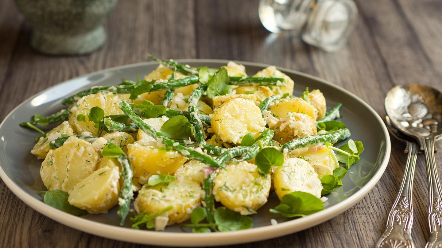 Genießen an Ostern : Kartoffelsalat mit Kürbiskernöl und Feldsalat Zutaten für vier Portionen: 600 Gramm Kartoffeln (achten Sie darauf, dass die Kartoffeln mehlig oder festkochend sind) 200 Milliliter Gemüsebrühe 2 Zwiebeln 3 Esslöffel Senf 2 Esslöffel Zucker 5 Esslöffel Apfelessig 4 Esslöffel Öl 4 Esslöffel Kürbiskernöl 100 Gramm Feldsalat 80 Gramm Kürbiskerne Pfeffer und Salz Zubereitung: Die Kartoffeln in einem Topf (ungepellt, bei geschlossenem Deckel) etwa 10 Minuten kochen lassen Die Kürbiskerne in einer flachen Pfanne anrösten (Achten Sie darauf, dass die Kerne nicht anbrennen und schütteln Sie die Pfannen hin und wieder) Die Kürbiskerne nun mit etwas Salz abschmecken und anschließend unter Zugabe von ein wenig Zucker karamellisieren Die Kürbiskerne beiseite Stellen (werden erst wieder zum Anrichten benötigt) Hacken sie zwei Zwiebeln klein, geben Sie diese in einen Topf/eine Pfanne und braten Sie die Zwiebel glasig an – zum Schluss mit der Gemüsebrühe ablöschen Pellen Sie jetzt die (möglichst noch heißen) Kartoffeln Schneiden Sie die Kartoffeln in 4 Millimeter breite Scheiben Geben Sie die noch warmen Kartoffeln in eine Schüssel zusammen mit der Brühe und übergießen Sie das Ganze mit den angebratenen Zwiebeln Geben Sie zu Kartoffeln, Zwiebeln und Brühe noch 3 Esslöffel Senf dazu Gut vermengen, solange die Mischung noch warm ist Noch Apfelessig, Salz, ein wenig Zucker und Pfeffer zu dem Salat geben, abschließend einen Schuss Kürbiskernöl dazugeben Den Kartoffelsalat für etwa 15 Minuten ziehen lassen, bis er abgekühlt ist Feldsalat unter den Kartoffelsalat heben Jetzt die vorbereiteten Kürbiskerne hinzugeben. Mit ein wenig Kürbiskernöl beträufeln. pimpmyfastfood Kartoffelsalat mit Kürbiskernöl und Feldsalat Zutaten für vier Portionen: 600 Gramm Kartoffeln (achten Sie darauf, dass die Kartoffeln mehlig oder festkochend sind) 200 Milliliter Gemüsebrühe 2 Zwiebeln 3 Esslöffel Senf 2 Esslöffel Zucker 5 Esslöffel Apfelessig 4 Esslöffel Öl 4 Esslöffel Kürbiskernöl 100 Gramm Feldsalat 80 Gramm Kürbiskerne Pfeffer und Salz Zubereitung: Die Kartoffeln in einem Topf (ungepellt, bei geschlossenem Deckel) etwa 10 Minuten kochen lassen Die Kürbiskerne in einer flachen Pfanne anrösten (Achten Sie darauf, dass die Kerne nicht anbrennen und schütteln Sie die Pfannen hin und wieder) Die Kürbiskerne nun mit etwas Salz abschmecken und anschließend unter Zugabe von ein wenig Zucker karamellisieren Die Kürbiskerne beiseite Stellen (werden erst wieder zum Anrichten benötigt) Hacken sie zwei Zwiebeln klein, geben Sie diese in einen Topf/eine Pfanne und braten Sie die Zwiebel glasig an – zum Schluss mit der Gemüsebrühe ablöschen Pellen Sie jetzt die (möglichst noch heißen) Kartoffeln Schneiden Sie die Kartoffeln in 4 Millimeter breite Scheiben Geben Sie die noch warmen Kartoffeln in eine Schüssel zusammen mit der Brühe und übergießen Sie das Ganze mit den angebratenen Zwiebeln Geben Sie zu Kartoffeln, Zwiebeln und Brühe noch 3 Esslöffel Senf dazu Gut vermengen, solange die Mischung noch warm ist Noch Apfelessig, Salz, ein wenig Zucker und Pfeffer zu dem Salat geben, abschließend einen Schuss Kürbiskernöl dazugeben Den Kartoffelsalat für etwa 15 Minuten ziehen lassen, bis er abgekühlt ist Feldsalat unter den Kartoffelsalat heben Jetzt die vorbereiteten Kürbiskerne hinzugeben. Mit ein wenig Kürbiskernöl beträufeln. pimpmyfastfood