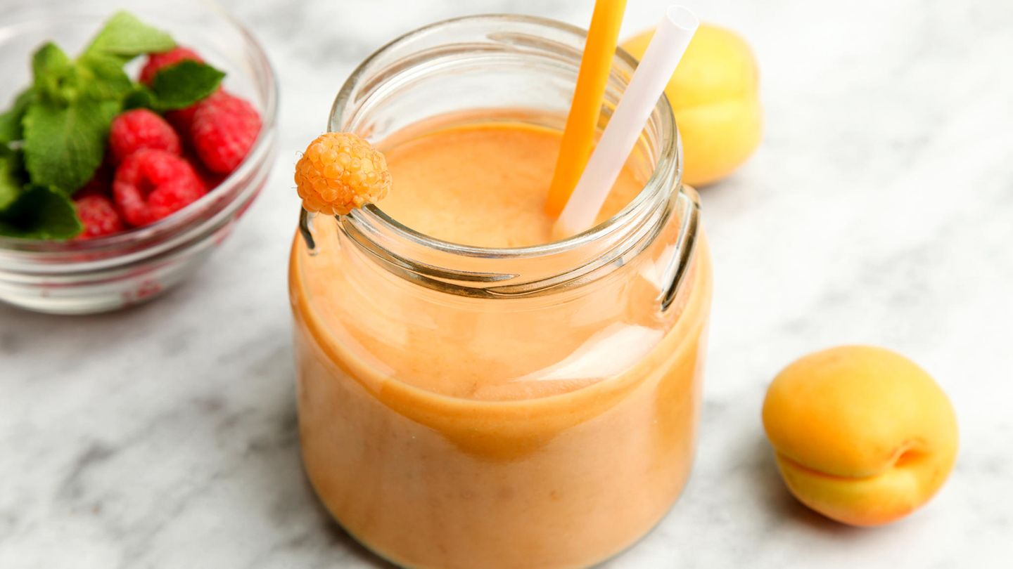 Aprikosen-Joghurt-Smoothie  Zutaten:   6 Aprikosen  50 ml Orangensaft  2 EL Joghurt  1 EL Honig  40 g Banane  5 Eiswürfel