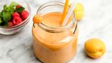 Aprikosen-Joghurt-Smoothie  Zutaten:   6 Aprikosen  50 ml Orangensaft  2 EL Joghurt  1 EL Honig  40 g Banane  5 Eiswürfel