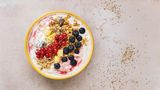 Bircher Müsli      Zutaten:   Haferflocken  Milch/Apfelsaft  Apfel zum Reiben  gehackte Haselnüsse  Zitronensaft  Honig  Früchte nach Wahl      Zubereitung:   Besonders beliebt ist das Bircher-Müsli. Da die Haferflocken ohnehin über Nacht durchziehen sollen, lässt es sich gut vorbereiten. Es gibt unzählige Varianten dieses Klassikers. Manche weichen ihre Flocken in Wasser oder Apfelsaft ein, andere in Milch, wieder andere nehmen eine Mischung aus Milch, Apfelsaft und Zitronensaft. Wofür Sie sich auch entscheiden: Das Verhältnis von Haferflocken zu Flüssigkeit liegt etwa bei eins zu zwei bis drei. Die Flocken am Abend mit heißem Wasser oder heißer Milch übergießen und über Nacht abgedeckt im Kühlschrank aufquellen lassen. Ist die Masse zu fest, mit etwas warmer Milch auflockern. Ansonsten müssen Sie am Morgen nur noch einen Apfel reiben, etwas Zitronensaft dazugeben, damit er nicht braun wird, und den geriebenen Apfel mit eingeweichten Haferflocken, etwas Naturjoghurt, Honig und gehackten, gerösteten Haselnüssen gut miteinander verrühren. Wer mag, kann zusätzlich frische Früchte unterheben, etwa Beeren.