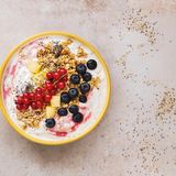 Bircher Müsli      Zutaten:   Haferflocken  Milch/Apfelsaft  Apfel zum Reiben  gehackte Haselnüsse  Zitronensaft  Honig  Früchte nach Wahl      Zubereitung:   Besonders beliebt ist das Bircher-Müsli. Da die Haferflocken ohnehin über Nacht durchziehen sollen, lässt es sich gut vorbereiten. Es gibt unzählige Varianten dieses Klassikers. Manche weichen ihre Flocken in Wasser oder Apfelsaft ein, andere in Milch, wieder andere nehmen eine Mischung aus Milch, Apfelsaft und Zitronensaft. Wofür Sie sich auch entscheiden: Das Verhältnis von Haferflocken zu Flüssigkeit liegt etwa bei eins zu zwei bis drei. Die Flocken am Abend mit heißem Wasser oder heißer Milch übergießen und über Nacht abgedeckt im Kühlschrank aufquellen lassen. Ist die Masse zu fest, mit etwas warmer Milch auflockern. Ansonsten müssen Sie am Morgen nur noch einen Apfel reiben, etwas Zitronensaft dazugeben, damit er nicht braun wird, und den geriebenen Apfel mit eingeweichten Haferflocken, etwas Naturjoghurt, Honig und gehackten, gerösteten Haselnüssen gut miteinander verrühren. Wer mag, kann zusätzlich frische Früchte unterheben, etwa Beeren.