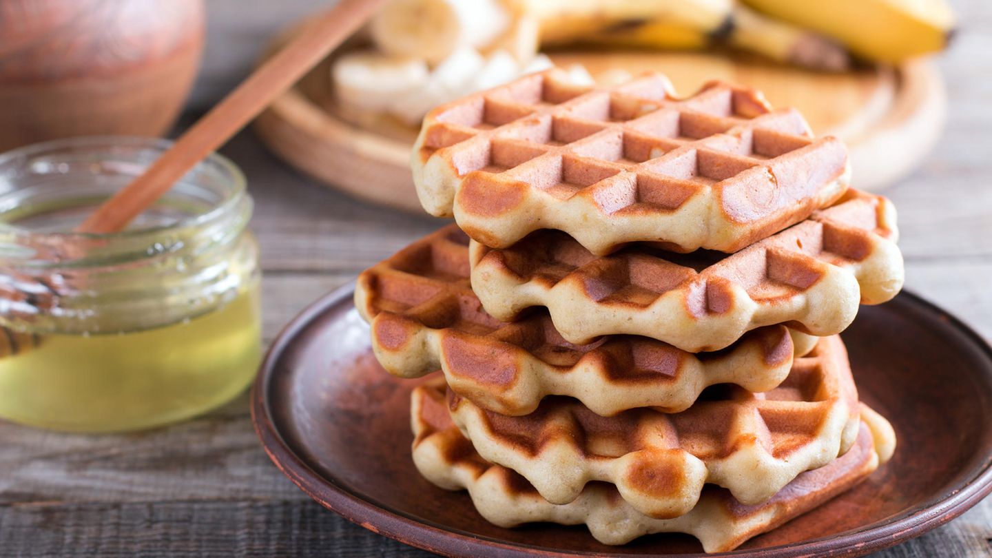 Genießen an Ostern : Belgische Waffeln mit Hagelzucker Zutaten: 1kg Mehl 1 Prise(n) Salz 3 Pck. Vanillezucker 7 Eier 600 g zerlassene Butter 2 Würfel frische Hefe (ersatzweise 4 Pck. Trockenhefe) 1 Tasse Milch 1 Tasse lauwarmes Wasser 650 g Hagelzucker Zubereitung: Das Mehl mit dem Vanillezucker und dem Salz in eine Schüssel geben und vermischen. Die Hefe zerbröseln und in der lauwarmen Milch auflösen. Die Eier, die Hefemilch, das Wasser und die Butter zum Mehl geben, alles vermischen und den Teig einige Minuten schlagen. Den Teig eine halbe Stunde zugedeckt an einem warmen Ort gehen lassen. Nach dem Ruhen, den Hagelzucker unter den Teig rühren und die Waffeln sofort im Waffeleisen (vorzugsweise für rechteckige Waffeln) ausbacken. Belgische Waffeln mit Hagelzucker Zutaten: 1kg Mehl 1 Prise(n) Salz 3 Pck. Vanillezucker 7 Eier 600 g zerlassene Butter 2 Würfel frische Hefe (ersatzweise 4 Pck. Trockenhefe) 1 Tasse Milch 1 Tasse lauwarmes Wasser 650 g Hagelzucker Zubereitung: Das Mehl mit dem Vanillezucker und dem Salz in eine Schüssel geben und vermischen. Die Hefe zerbröseln und in der lauwarmen Milch auflösen. Die Eier, die Hefemilch, das Wasser und die Butter zum Mehl geben, alles vermischen und den Teig einige Minuten schlagen. Den Teig eine halbe Stunde zugedeckt an einem warmen Ort gehen lassen. Nach dem Ruhen, den Hagelzucker unter den Teig rühren und die Waffeln sofort im Waffeleisen (vorzugsweise für rechteckige Waffeln) ausbacken.