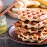 Belgische Waffeln mit Hagelzucker       Zutaten:  1kg Mehl 1 Prise(n)  Salz  3 Pck. Vanillezucker  7 Eier  600 g zerlassene Butter  2 Würfel frische Hefe (ersatzweise 4 Pck. Trockenhefe)  1 Tasse Milch  1 Tasse lauwarmes Wasser  650 g Hagelzucker      Zubereitung:  Das Mehl mit dem Vanillezucker und dem Salz in eine Schüssel geben und vermischen. Die Hefe zerbröseln und in der lauwarmen Milch auflösen. Die Eier, die Hefemilch, das Wasser und die Butter zum Mehl geben, alles vermischen und den Teig einige Minuten schlagen. Den Teig eine halbe Stunde zugedeckt an einem warmen Ort gehen lassen. Nach dem Ruhen, den Hagelzucker unter den Teig rühren und die Waffeln sofort im Waffeleisen (vorzugsweise für rechteckige Waffeln) ausbacken. 