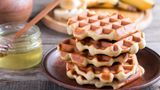 Belgische Waffeln mit Hagelzucker       Zutaten:  1kg Mehl 1 Prise(n)  Salz  3 Pck. Vanillezucker  7 Eier  600 g zerlassene Butter  2 Würfel frische Hefe (ersatzweise 4 Pck. Trockenhefe)  1 Tasse Milch  1 Tasse lauwarmes Wasser  650 g Hagelzucker      Zubereitung:  Das Mehl mit dem Vanillezucker und dem Salz in eine Schüssel geben und vermischen. Die Hefe zerbröseln und in der lauwarmen Milch auflösen. Die Eier, die Hefemilch, das Wasser und die Butter zum Mehl geben, alles vermischen und den Teig einige Minuten schlagen. Den Teig eine halbe Stunde zugedeckt an einem warmen Ort gehen lassen. Nach dem Ruhen, den Hagelzucker unter den Teig rühren und die Waffeln sofort im Waffeleisen (vorzugsweise für rechteckige Waffeln) ausbacken. 