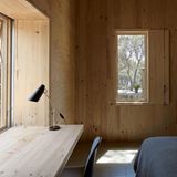 Viele Möbel sind in das Haus integriert.