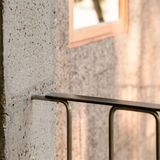 Das Fundament und die Ständer bestehen aus Beton. 