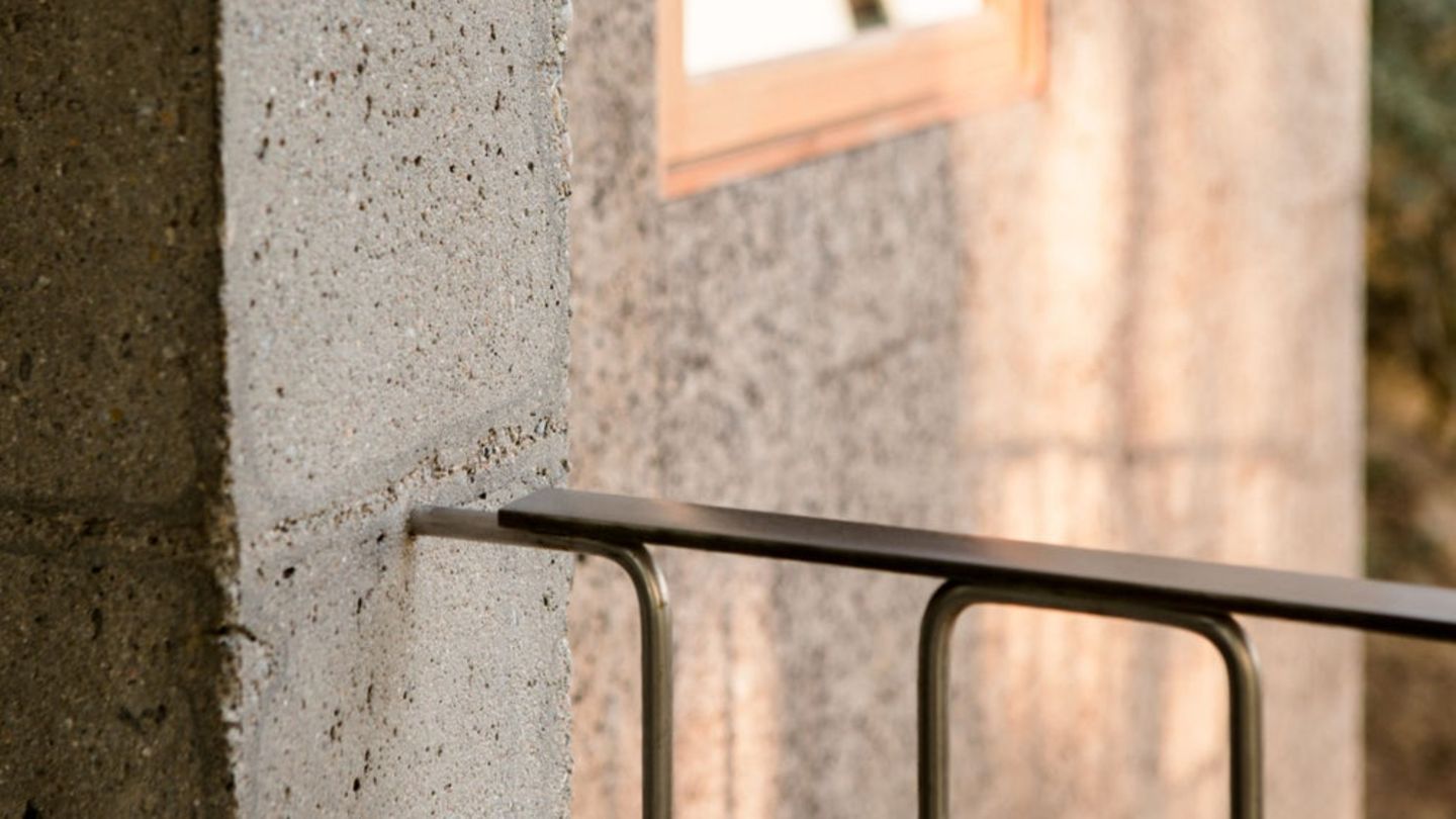 Das Fundament und die Ständer bestehen aus Beton. 