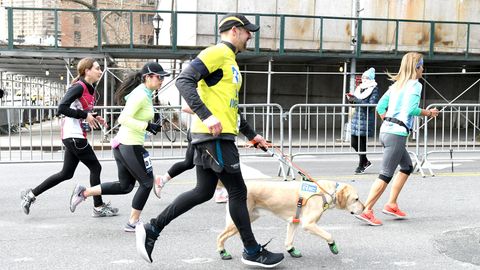 Thomas Panek zusammen mit seinem Hund Gus, mit dem er nach zwei Stunden und zwanzig Minuten die Ziellinie des New-York-Halbmarathons überquerte
