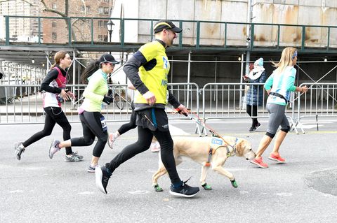 Thomas Panek zusammen mit seinem Hund Gus, mit dem er nach zwei Stunden und zwanzig Minuten die Ziellinie des New-York-Halbmarathons überquerte