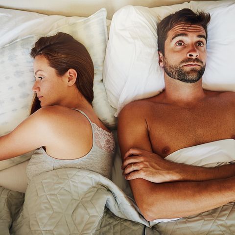 Mann und Frau nach Streit im Bett