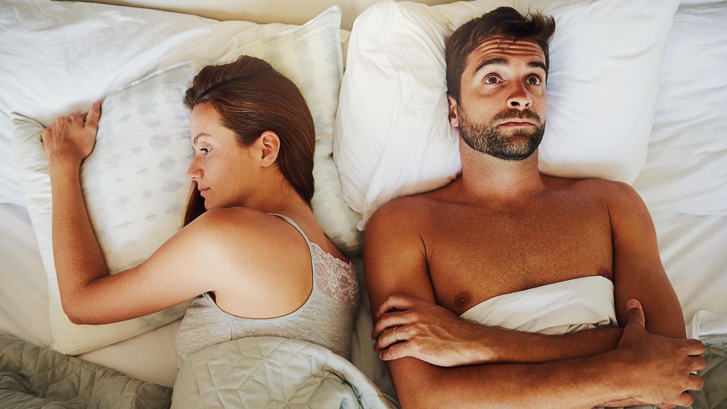 Ein Mann Mit Seiner Frau Machen Sex Im Bett