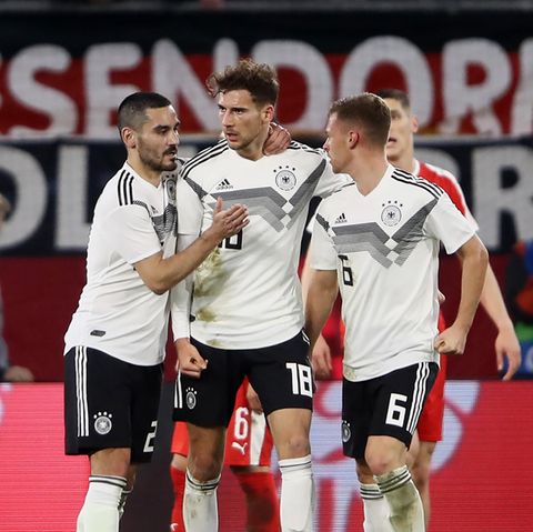 Leon Goretzka (m.) wird für seinen Ausgleichstreffer gegen Serbien gefeiert