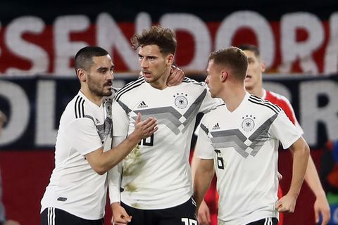 Leon Goretzka (m.) wird für seinen Ausgleichstreffer gegen Serbien gefeiert
