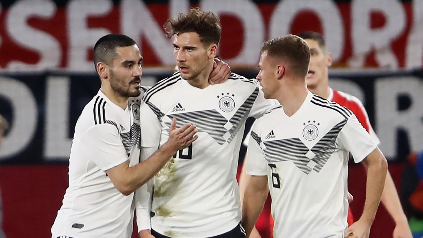 Leon Goretzka (m.) wird für seinen Ausgleichstreffer gegen Serbien gefeiert