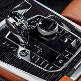 BMW X7 xDrive 50i - der Kristallschaltknüppel bleibt wie schon beim Achter Geschmacksache