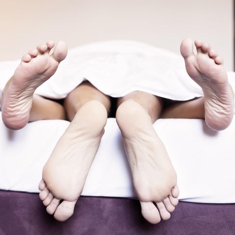 Ein Paar in einem Hotelbett (Festnahmen in Südkorea: Hotelgäste heimlich gefilmt – und Aufnahmen live im Internet gestreamt)