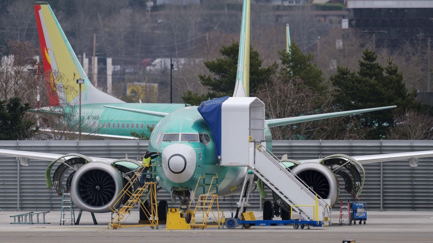 Vor den Produktionshallen in Renton bei Seattle im US-Bundesstaat Washington geparkte Jets vom Typ Boeing 737 MAX