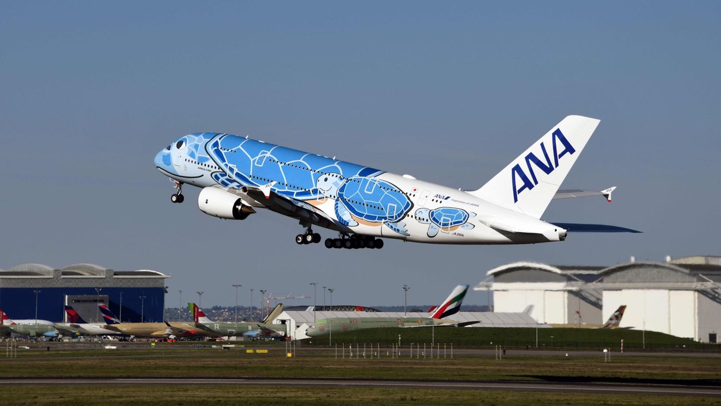 "Wir werden unsere drei Airbus A380 ausschließlich auf der Strecke zwischen Tokio und Honolulu einsetzen", sagte Shinya Katanozaka, President und CEO der ANA Holding bei der Übergabe.