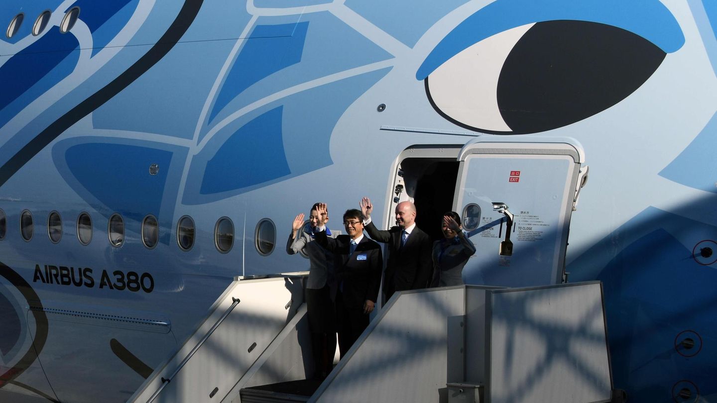 Für den Noch-Airbus-Chef Tom Enders (3. v. l.), der im vergangenem Monat das Produktionsende des Airbus A380 verkündet hatte, war es eine der letzten Amtshandlungen. Im April wird er den Posten in der Konzernleitung an den Franzose Guillaume Faury abtreten.