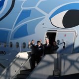 Für den Noch-Airbus-Chef Tom Enders (3. v. l.), der im vergangenem Monat das Produktionsende des Airbus A380 verkündet hatte, war es eine der letzten Amtshandlungen. Im April wird er den Posten in der Konzernleitung an den Franzose Guillaume Faury abtreten.