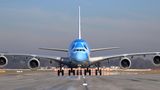Bis zu 520 Passagiere werden in dem doppelstöckigen Flugzeug Platz finden, davon acht in den First-Class-Suiten, den 56 Business-Class-Sitzen und 73 Premium-Economy-Sitze im Oberdeck. Das Hauptdeck bietet 383 Plätze in der Economy Class.
