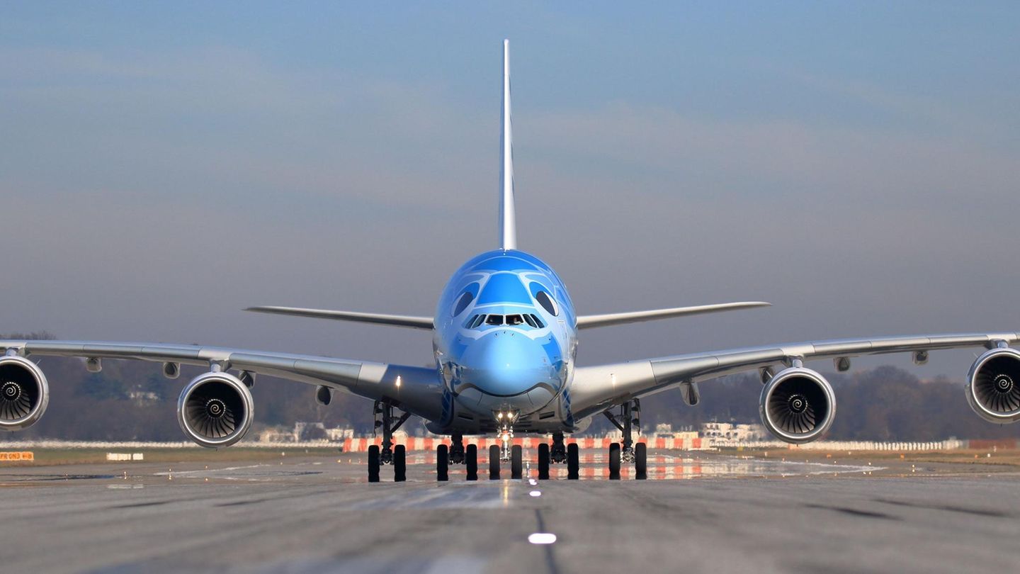 Bis zu 520 Passagiere werden in dem doppelstöckigen Flugzeug Platz finden, davon acht in den First-Class-Suiten, den 56 Business-Class-Sitzen und 73 Premium-Economy-Sitze im Oberdeck. Das Hauptdeck bietet 383 Plätze in der Economy Class.