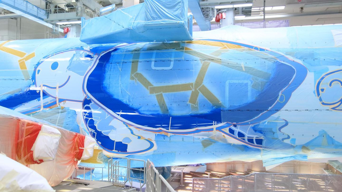 In Finkenwerder wurden die 3300 Liter Farbe auf den Rumpf des Airbus A380 aufgetragen. Für das Design des Rumpfes ist Chihiro Masuoka aus Tokio verantwortlich.