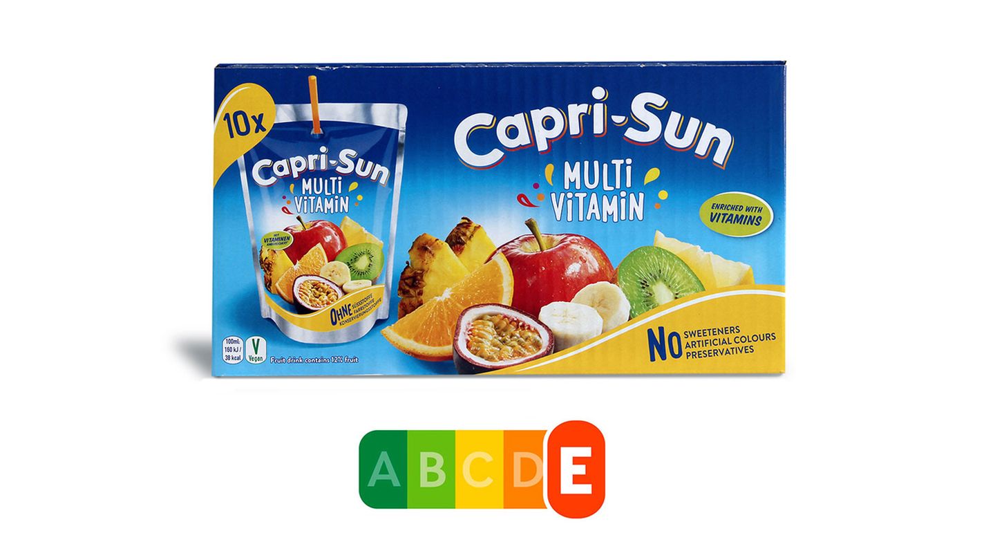 Und auch die Capri-Sonne kann außen noch so viele Früchte abbilden: Drin sind nur 12 Prozent Frucht, dazu 9 Prozent Zucker - der Nutri-Score zeigt dem Getränk die rote Karte.