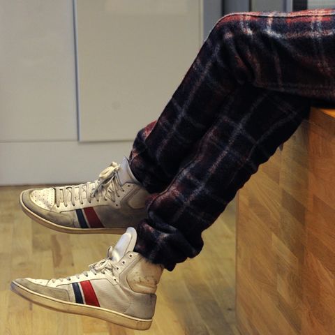 Junger Mann in Jogginghose