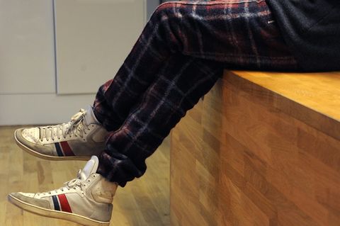 Junger Mann in Jogginghose