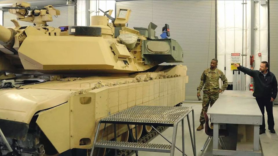 US-Panzer: Auf dem Foto erkennt man die Schürzen aus Reaktivpanzerung. Am Turm befindet sich eine Box mit einem Abwehrsystem. Auf dem Foto erkennt man die Schürzen aus Reaktivpanzerung. Am Turm befindet sich eine Box mit einem Abwehrsystem.
