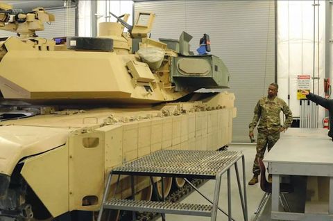 Auf dem Foto erkennt man die Schürzen aus Reaktivpanzerung. Am Turm befindet sich eine Box mit einem Abwehrsystem.
