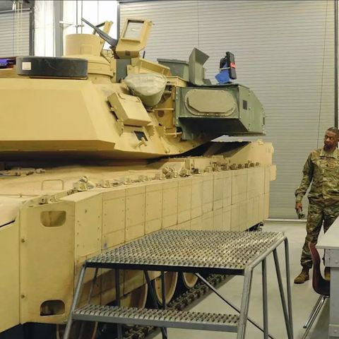 Auf dem Foto erkennt man die Schürzen aus Reaktivpanzerung. Am Turm befindet sich eine Box mit einem Abwehrsystem.
