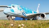 Der erste Airbus A380 der ANA trägt eine von der hawaiianischen Meeresschildkröte (Honu) und dem blauen Himmel inspiriertes Design